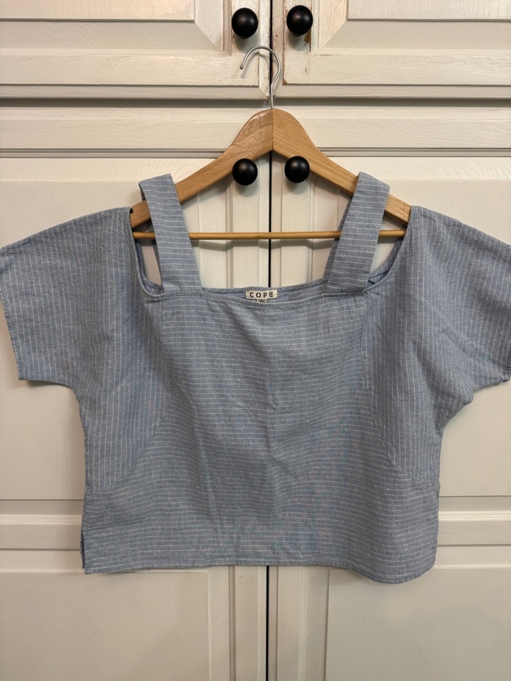 Linen-Blend Blue Stripe Cold Shoulder Crop Top. Coastal Summer. Size M.